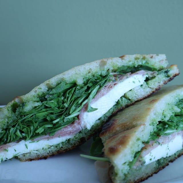 Prosciutto, Mozzarella & Arugula.